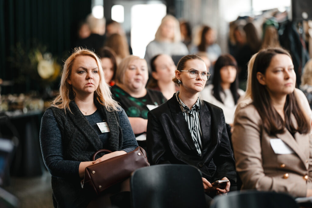 Diskusijas dalībnieki klausās sarunu