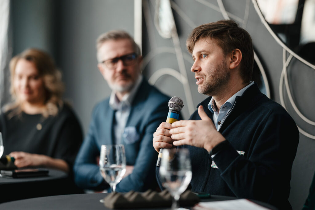 Latvijas Atvērto tehnoloģiju asociācijas  valdes loceklis, sociālās iniciatīvas “Piekļūstamība” un IT uzņēmuma “Turn Digital” vadītājs Pēteris Jurčenko runā diskusijā