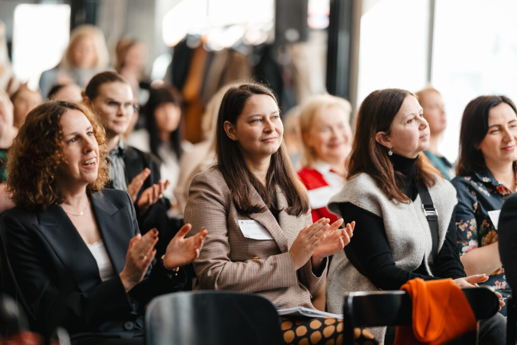 Diskusijas dalībnieki applaudē