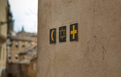 Reliģiskie simboli uz mūra sienas