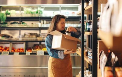 Veikala darbiniece ar Dauna sindromu krāmē plauktos ēdiena produktus.