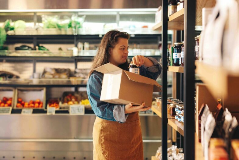 Veikala darbiniece ar Dauna sindromu krāmē plauktos ēdiena produktus.