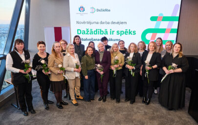 Grupas foto, kas saņēmuši ziedus pasākumā “Dažādībā ir spēks” darba devēju novērtēšanas apbalvošanā.