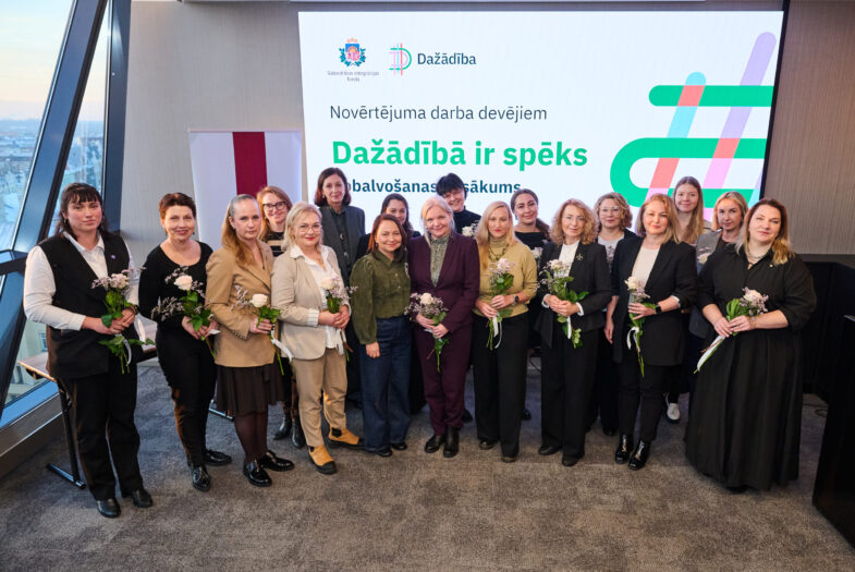 Grupas foto, kas saņēmuši ziedus pasākumā “Dažādībā ir spēks” darba devēju novērtēšanas apbalvošanā.