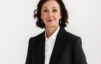 Ineses kalvānes portretfoto.