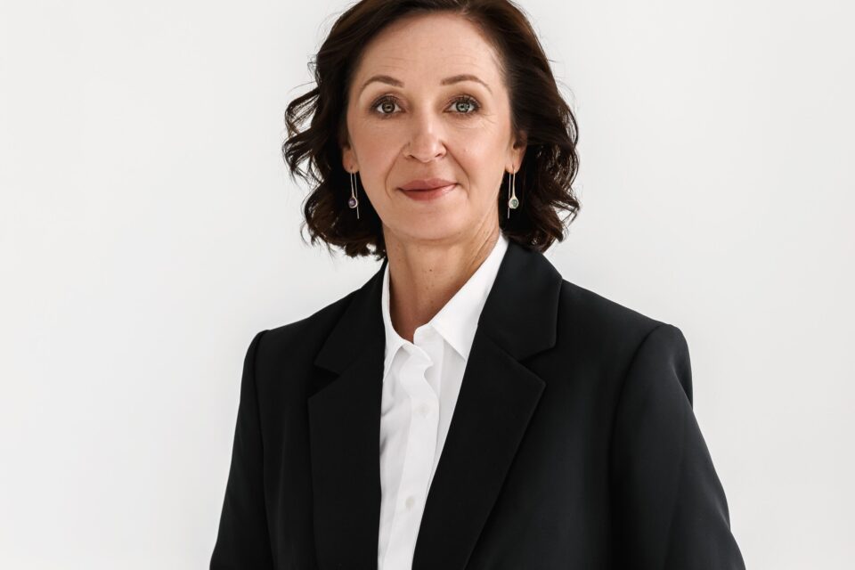 Ineses kalvānes portretfoto.